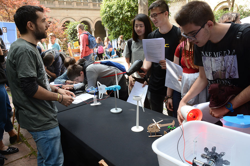 Más de un millar de personas participan en la actividad de la Fundación Gas Natural Fenosa de la IV Fiesta de la Ciencia de la UB - Fundación Naturgy