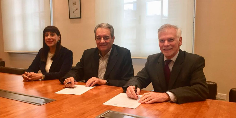 The partnership agreement between the Naturgy Foundation and the Argentinian Institute of Petroleum and Gas (IAPG) aims to promote teacher training in environmental sustainability.