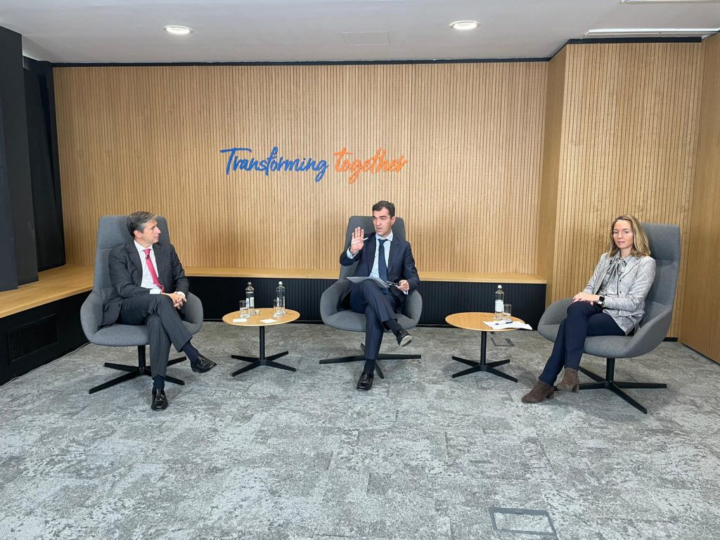 Experts from Robeco and Forética argue that the energy sector and finance sector are spearheads for integrating sustainability in business management, and they state that companies are institutions that are incapable of incorporating sustainability will have no future.