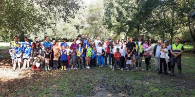 Voluntarios ambientales de Fundación Naturgy construyen charcas para anfibios junto al río Brexa, en Carral (A Coruña)