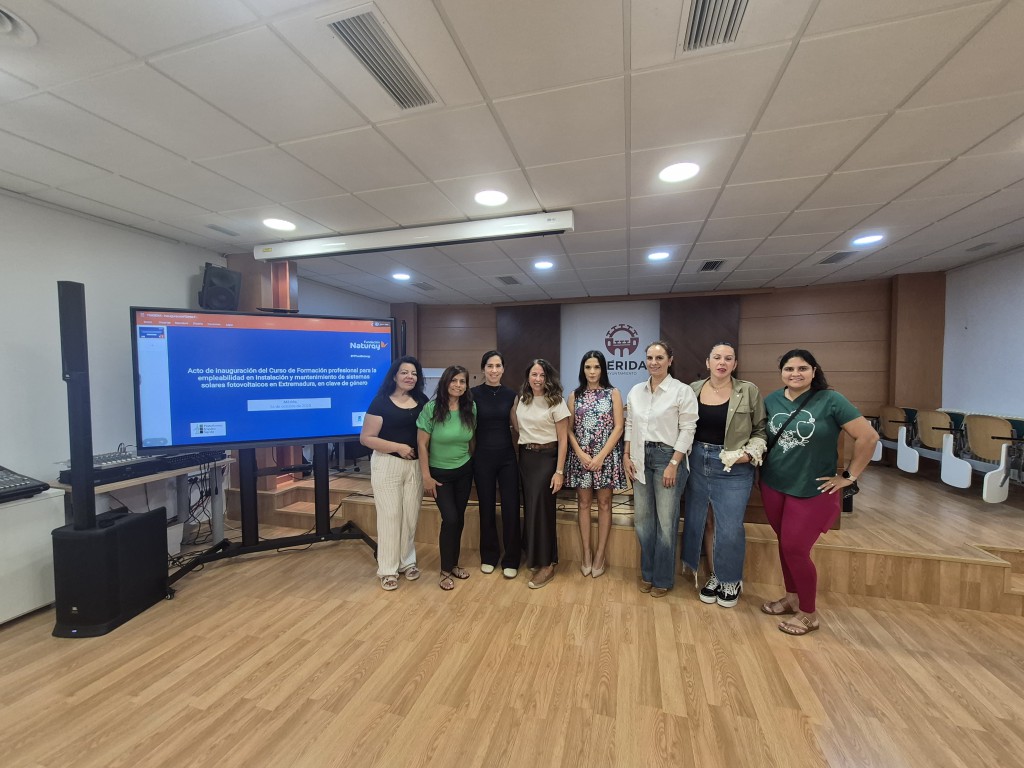 Hasta el 28 de noviembre, 25 mujeres desempleadas o en situación de vulnerabilidad de Mérida participan en este programa que capacita a sus participantes para acceder al mercado laboral como instaladoras y mantenedoras de sistemas solares fotovoltaicos.