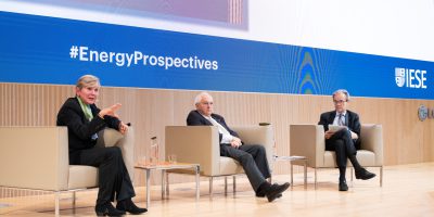 Granholm i Wolf coincideixen que la transició energètica avança, però l’escenari polític mundial la complica