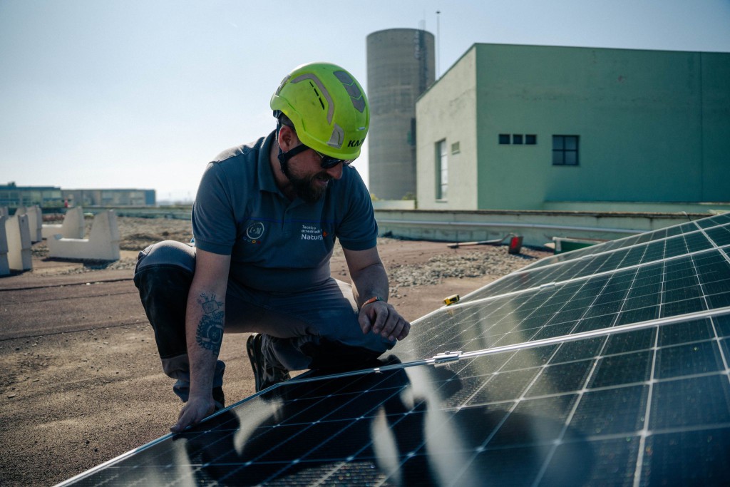 La Fundación pone en marcha una instalación solar fotovoltaica en el Centro Ocupacional 9 d’Octubre de Catarroja, dentro de su programa ‘Sumando Energías por Valencia’.