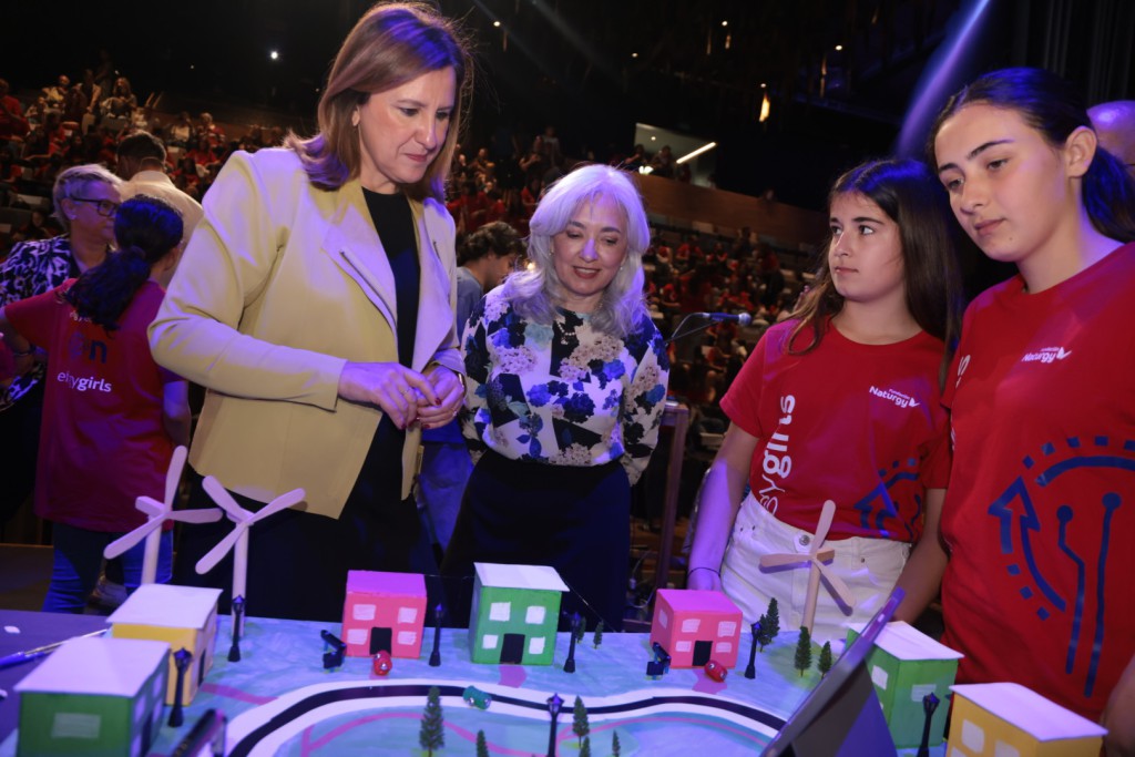 Esta iniciativa educativa ha becado este curso a 164 niñas de 23 centros educativos de toda España y ha alcanzado a más de 600 jóvenes desde su puesta en marcha.
La clausura, celebrada en CaixaForum Valencia, ha contado con la participación de representantes institucionales de municipios afectados por la DANA de 2024.